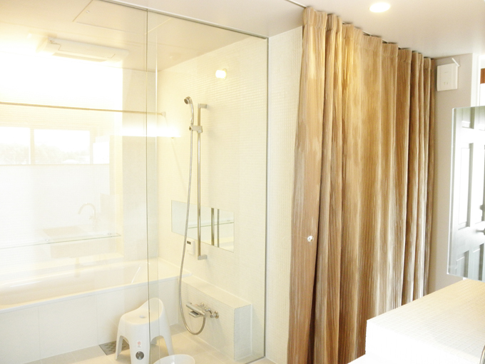 ガラス吊引戸の浴室入口 Fevecasa フェブカーサ