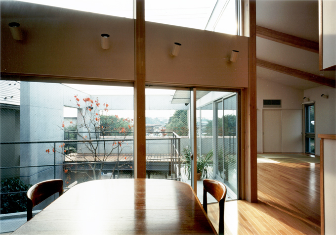 食堂より中庭を経て外部コンクリート壁を見る