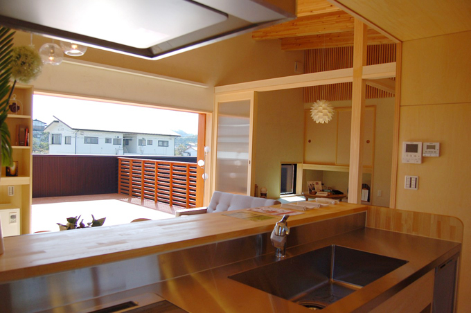 台所よりリビング・茶の間・外部デッキを望む