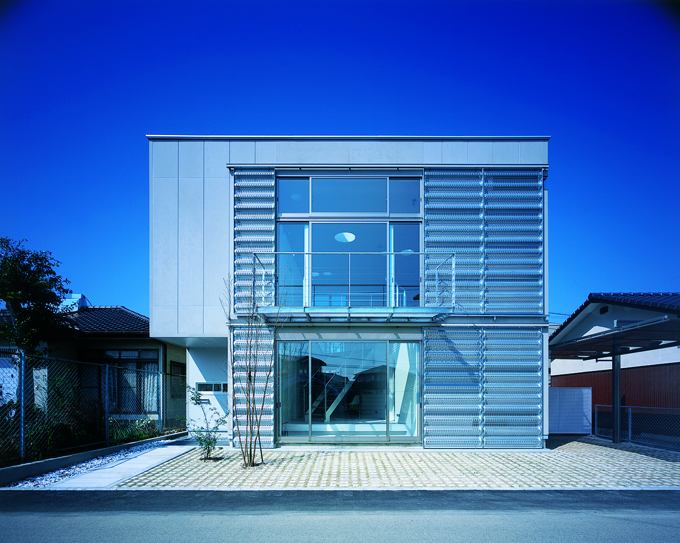 無機質な素材感でデザインをまとめた外観