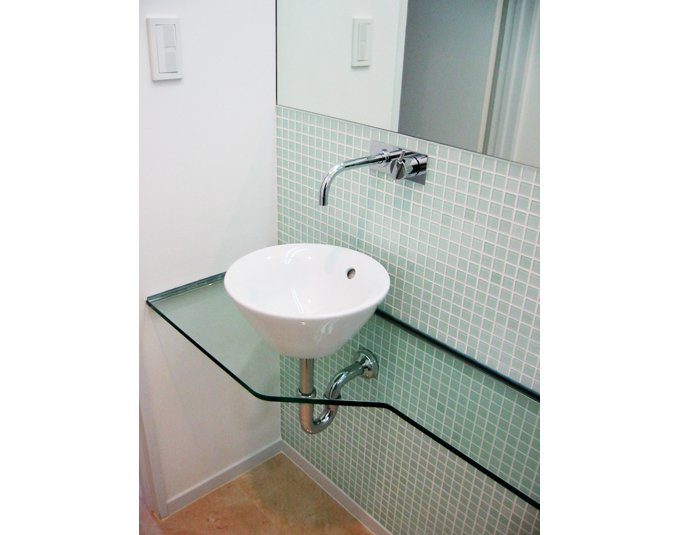 カウンターには強化ガラスを採用