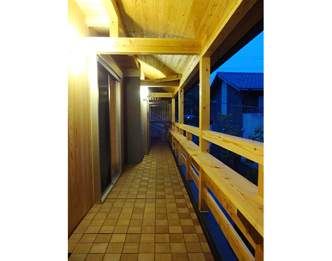 洗濯物の見えない花台付きのバルコニー