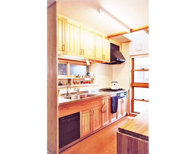 地元のスギ材を使った造り付け流し台