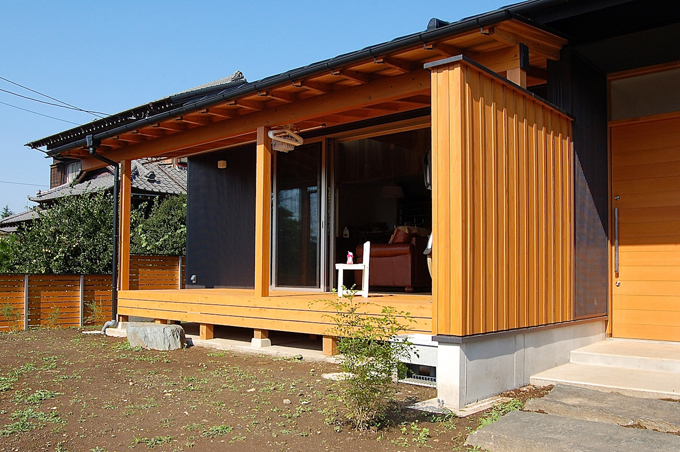 リビングルームと繋がる木のデッキ