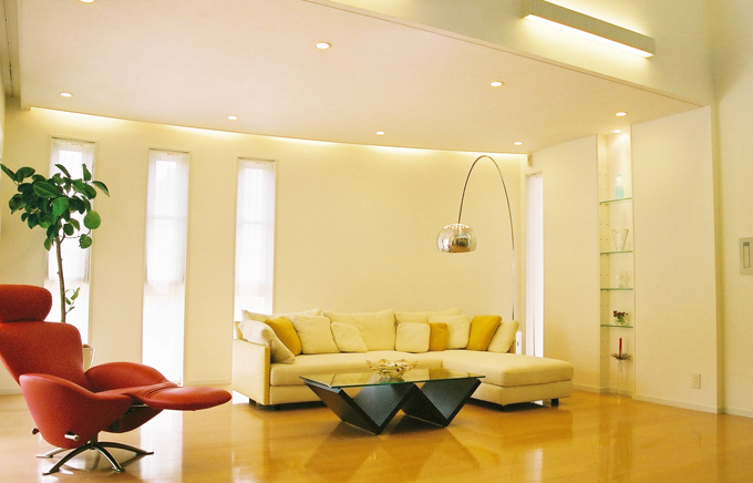 Ｒの壁を天井の間接照明で照らし形を際立たせている