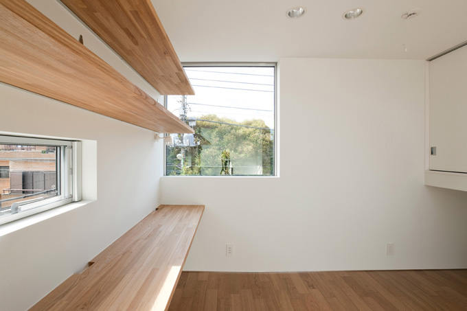 街路樹を借景としたピクチャーウィンドウ