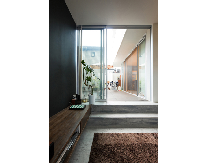 リビングから見るデッキ空間