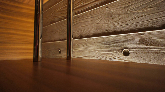 木と金属とコンクリート（杉板型枠）