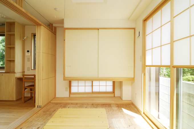 窓の形状位置に変化をつけてプライバシーを保ちながら明るい室内