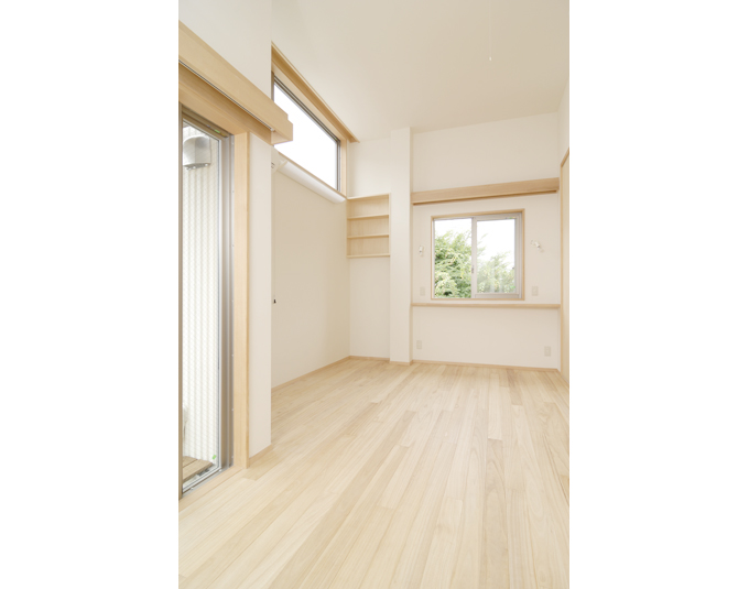 ハイサイドライトの高窓と3.5mの広々とした寝室