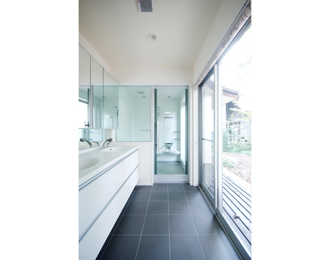 露天風呂感覚の開放的な浴室とサニタリー