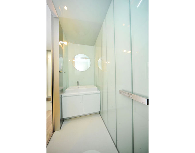 一つ目のガラスの箱（トイレ内）の洗面カウンター