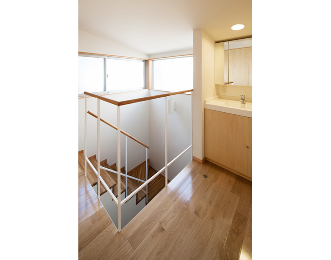 ハイサイドライトのある階段と洗面コーナー
