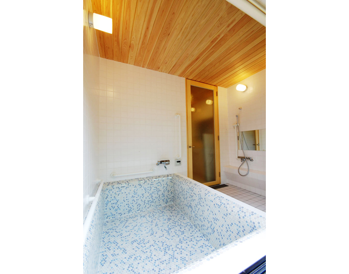 きらきら揺らめくお風呂と木の香り