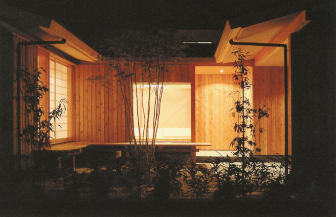 夜景。アプローチ突き当たりの中庭を共有する玄関と和室