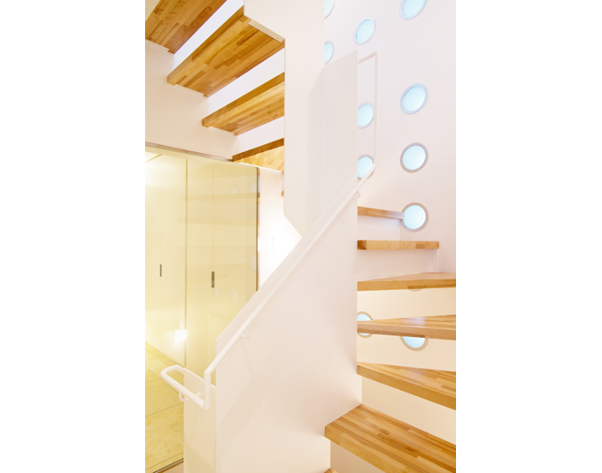 木とスチールの軽快な階段