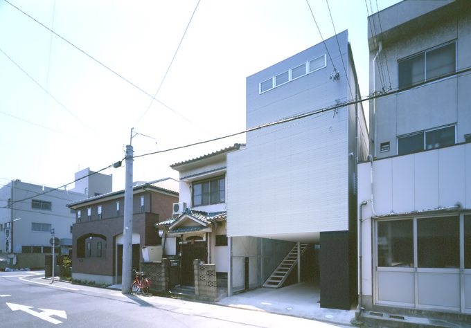 シンプルな構成で軽やかに浮かび建つ外観