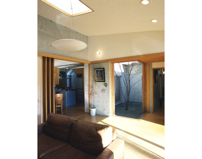 床下から風が吹き込むパティオ