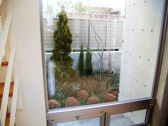 玄関ホール正面に中庭を配置して広がりを演出