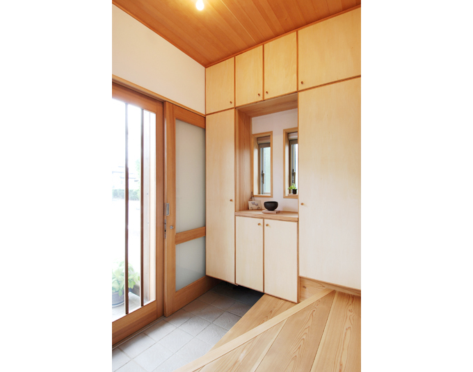 引戸の出入口にはガラス戸と網戸、西側の壁面のサッシは遮熱ガラス