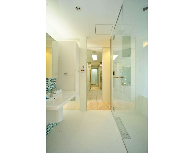 ガラスの箱の扉は全て引戸で構成