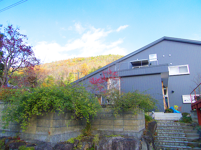 前面道路からのメインアプローチ