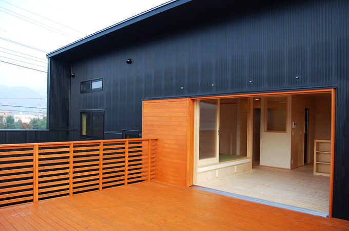 リビング〜外部デッキの全開放木製引戸