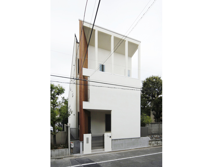 斜めに貫入する木の壁（外部）