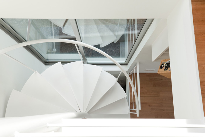 吹抜け効果のあるらせん階段