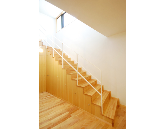 収納をデザインした階段