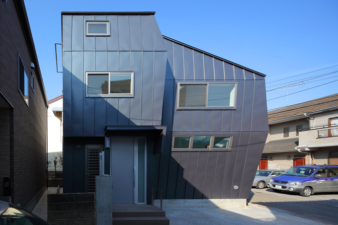 斜めの壁を包む、ガルバリウム鋼板立ハゼ葺