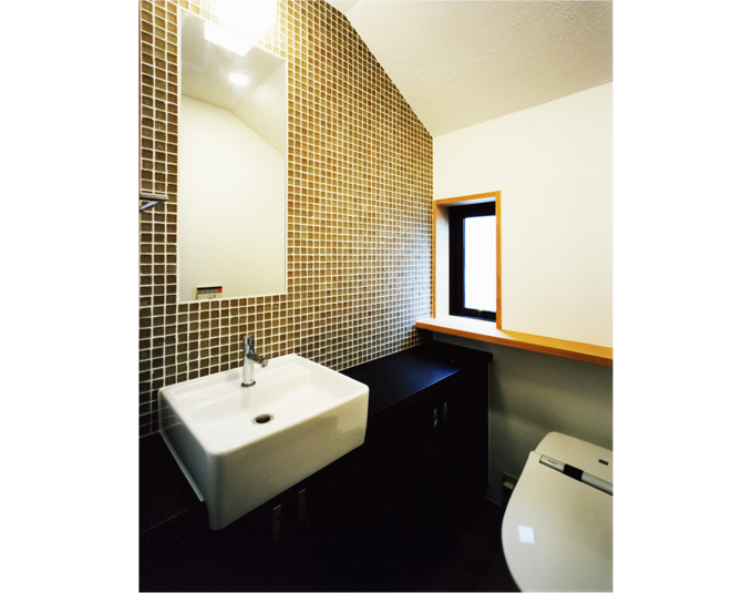 モザイクガラスで表情をつけたトイレ