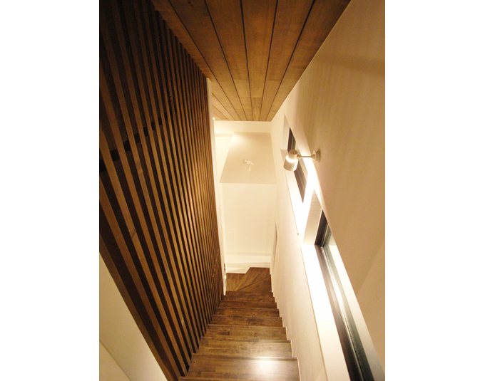 タテヨコのラインを強調した階段構成