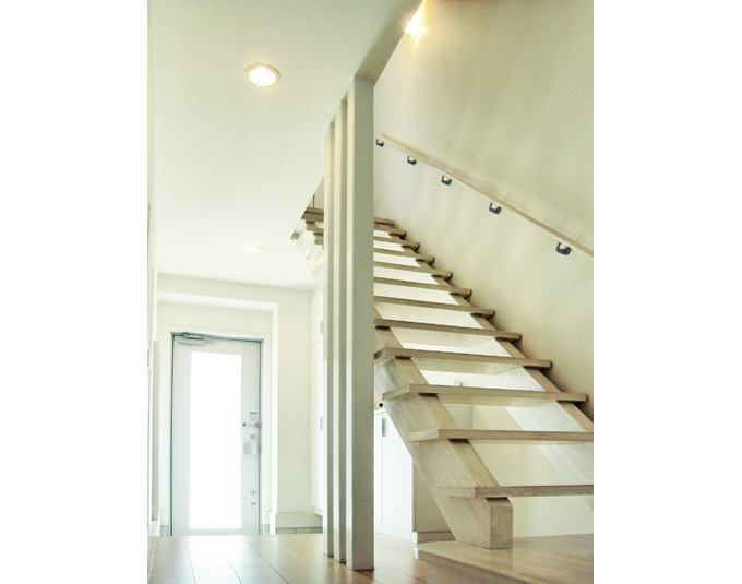 明るい玄関を構成する階段