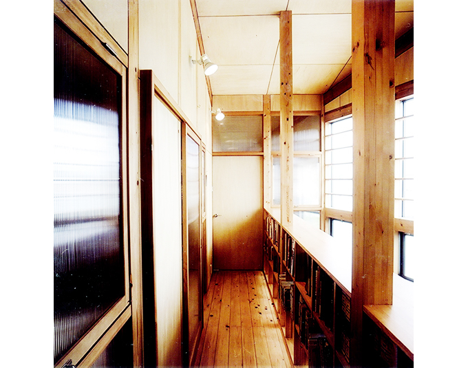 本棚のある２階廊下の写真