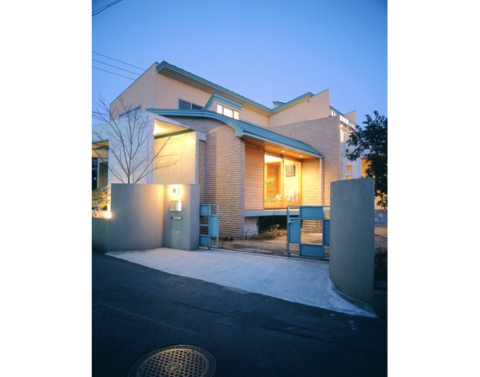 打ち放しとタイルと塗壁の競演