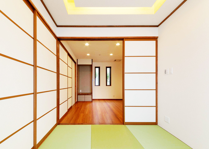 畳スペースからモダンな雰囲気の部屋が見える