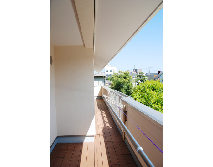 深い軒のバルコニー