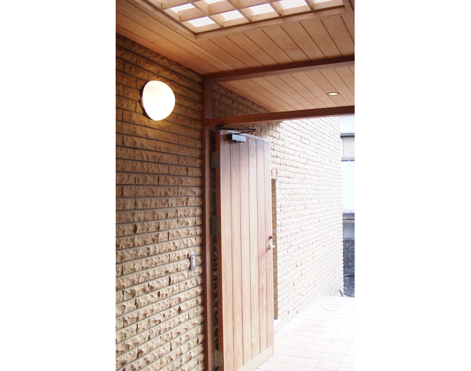 内外部をあいまいにした玄関