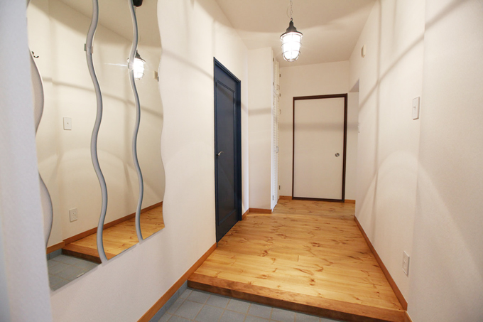 建具塗装とマリンライトの映える玄関