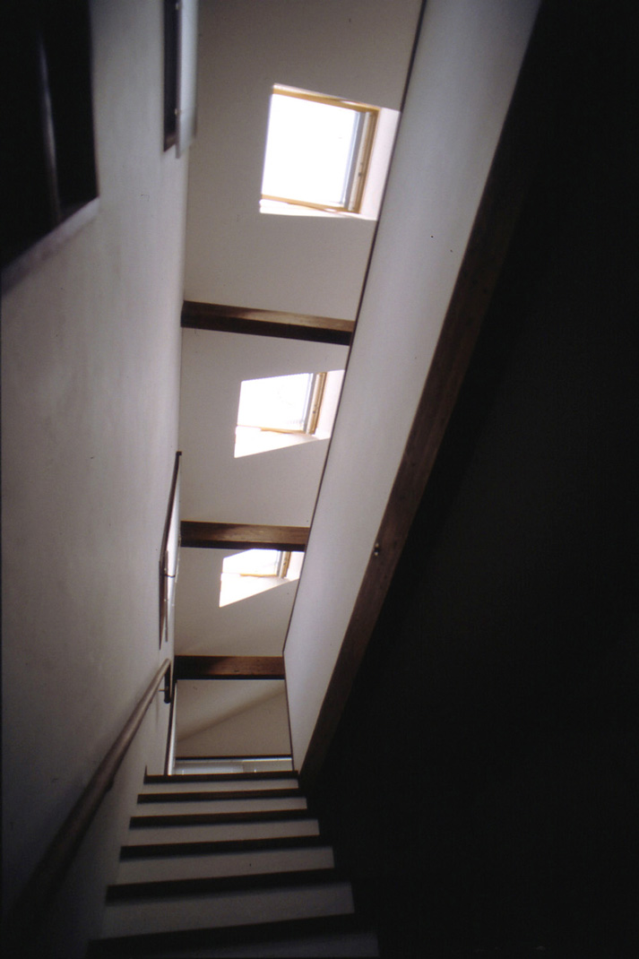 1階から2階への階段室の上のトップライト