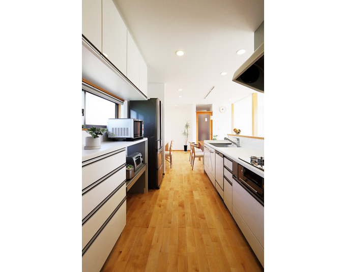 白ですっきりまとめたキッチン