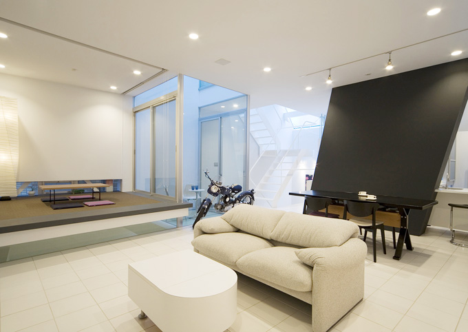 広々としたリビングと段差のある和室