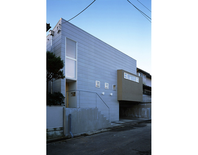 道路側からの外観はプライバシー重視