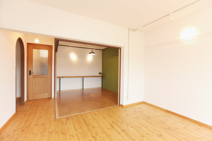 シンプルにアクセントを付けたリビング