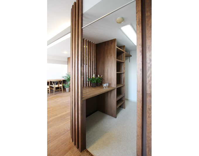 縦格子の間仕切で隠すキッチン