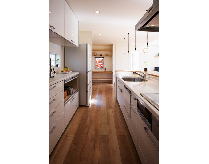 白のキッチンとダイニング、そしてカウンタースペース