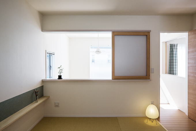 吹抜を介して外も見られるタタミのMBR