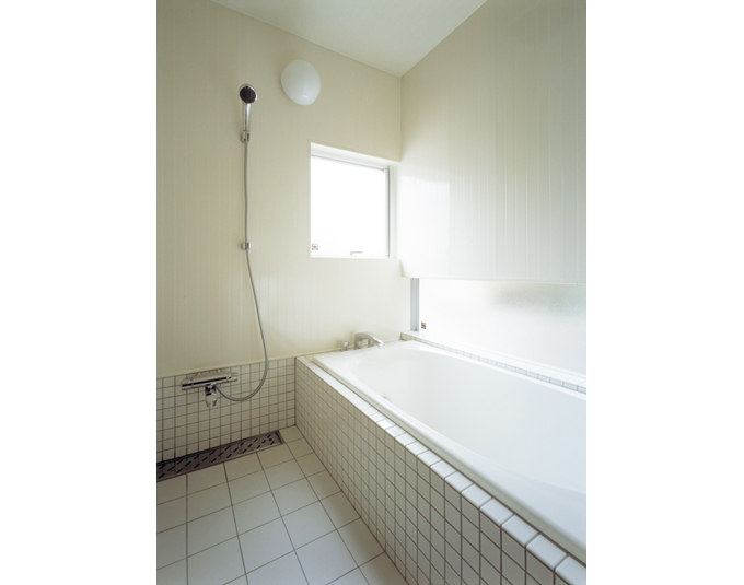 真っ白で清潔感のある浴室