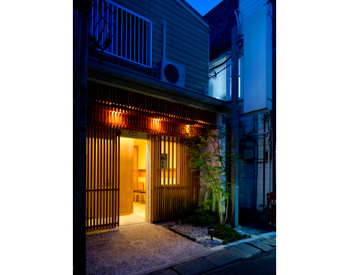 お客さんを招き入れるお蕎麦屋さん夜景